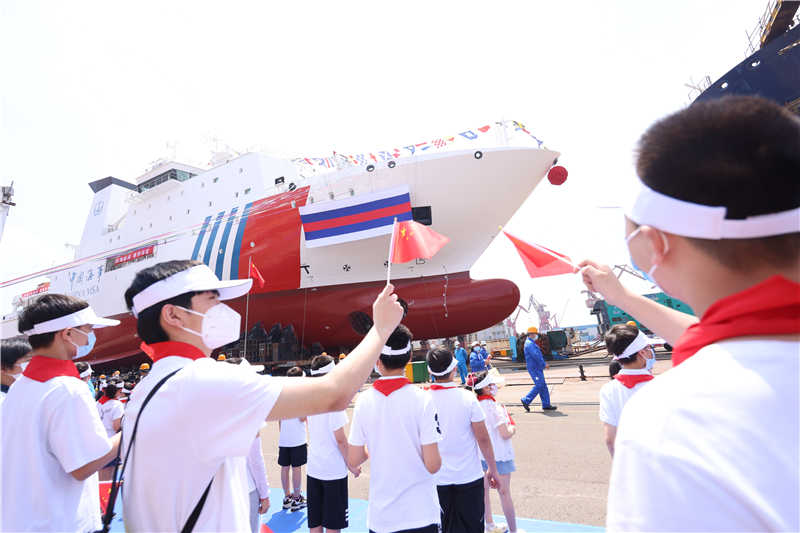 江南造船通過上海市教委青少年教育活動平臺，共招募45組家庭觀禮大型測量船下水儀式。龐皓嚴(yán)攝