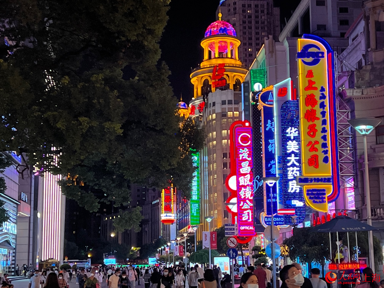 黃浦區(qū)南京東路步行街上各類店招鱗次櫛比。馬作鵬攝