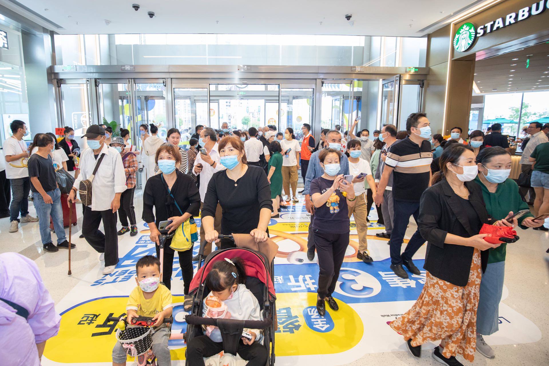 金匯天街開業(yè)現(xiàn)場客流