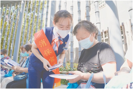 交行上海市分行優(yōu)秀金融教育宣傳志愿者葉楚沄在曹楊公園為老年人普及養(yǎng)老領(lǐng)域非法集資風(fēng)險(xiǎn)防范知識(shí)