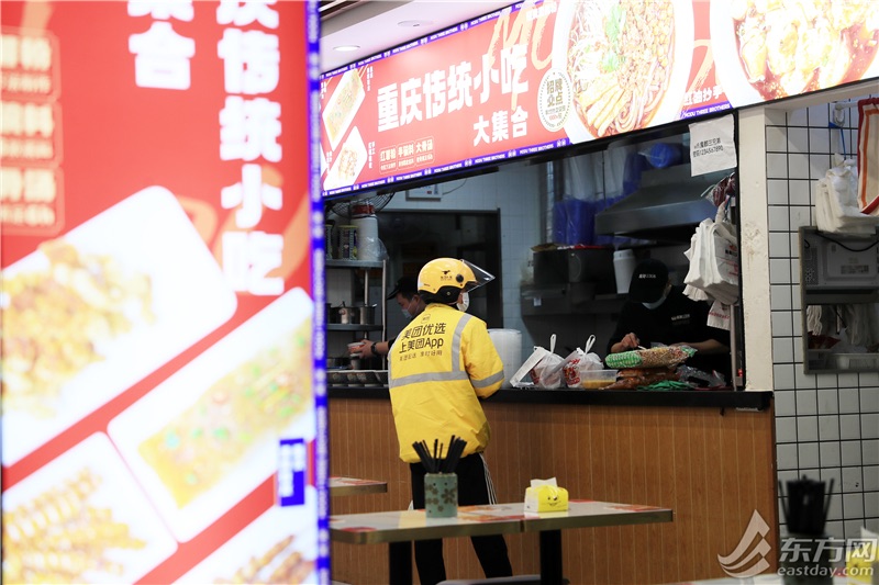 外賣小哥在餐廳等待取餐。