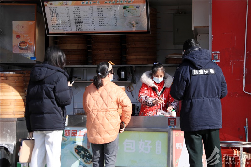 路邊早餐店熱氣騰騰。