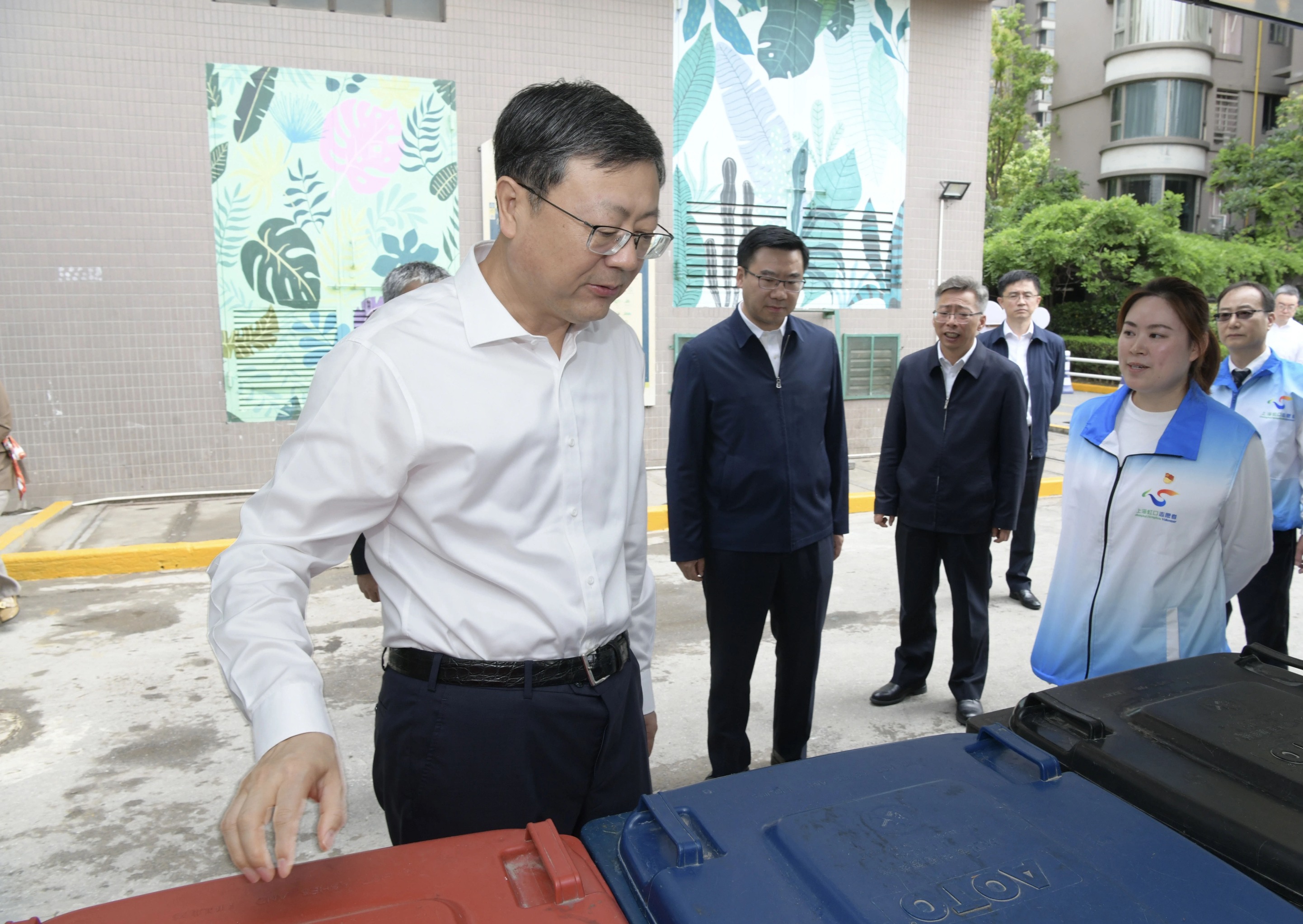 5月26日，上海市委書記陳吉寧一行來到虹口區(qū)嘉興路街道愛家豪庭小區(qū)實(shí)地了解生活垃圾分類推進(jìn)情況。上海發(fā)布圖