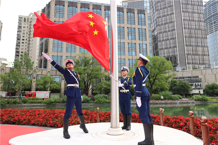 7月1日早上7點23分，中共一大紀(jì)念館在一大廣場舉行神圣莊嚴(yán)的升旗儀式。蔡鵬飛 攝