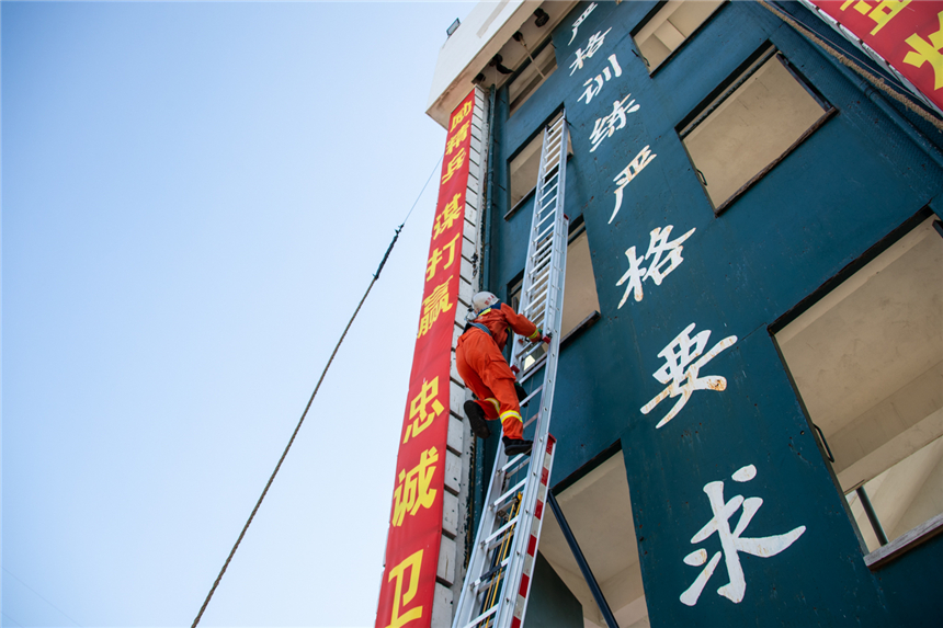 上海金山：戰(zhàn)高溫斗酷暑 消防三伏練兵忙