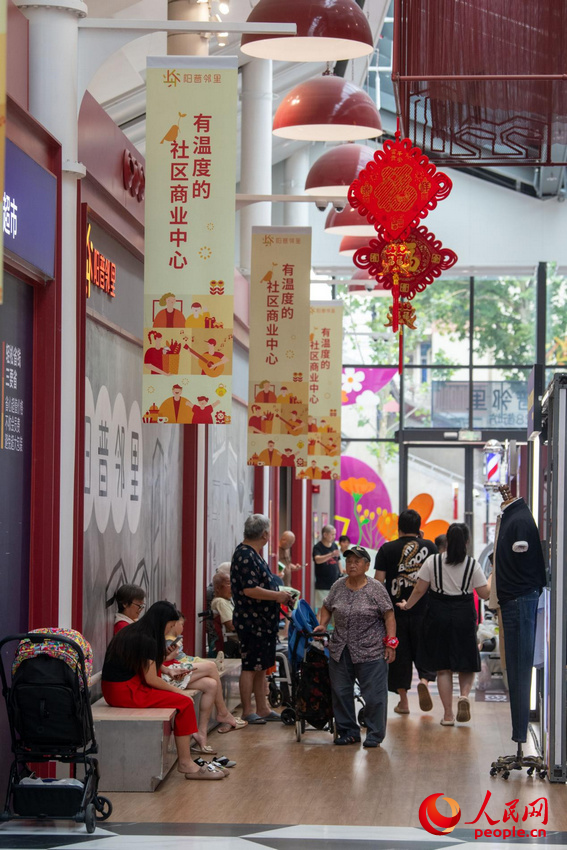 7月8日，在228街坊內(nèi)的“陽(yáng)普鄰里”社區(qū)購(gòu)物中心，不少居民前來(lái)避暑購(gòu)物。這里基本上可以滿足各年齡段居民的需求。人民網(wǎng)記者 翁奇羽攝