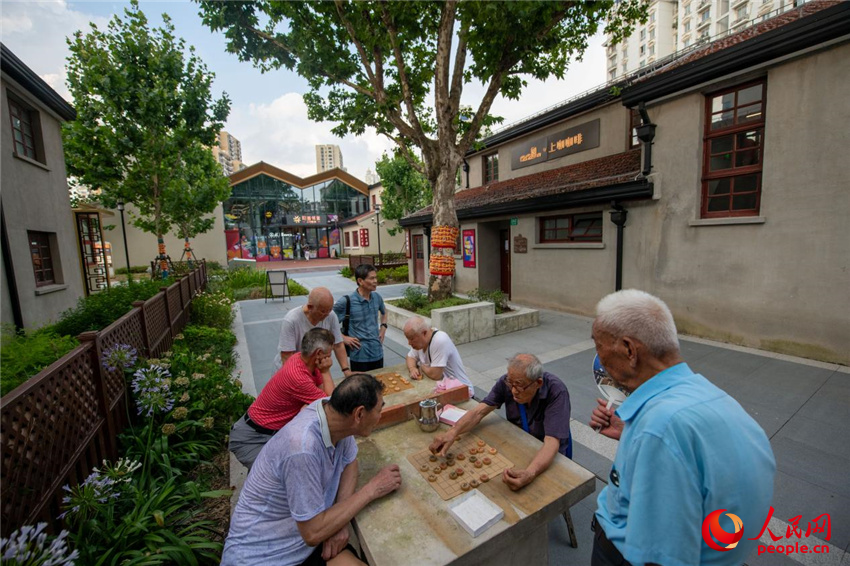 7月8日，周邊居住的老年人聚在228街坊下棋。人民網(wǎng)記者 翁奇羽攝