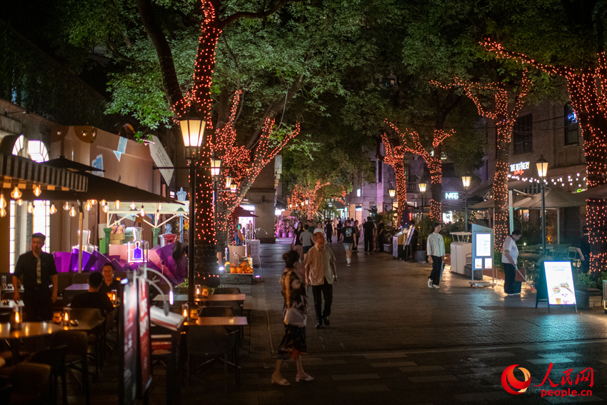 夜深，上海新天地依然不乏市民游客。人民網(wǎng)記者 翁奇羽攝