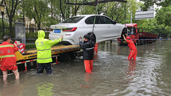 閔行區(qū)滬光路蓮花南路路口發(fā)生積水，私家車發(fā)生故障無法啟動(dòng)，閔行公安分局交警支隊(duì)四大隊(duì)沈軍賢與消防、路政等部門協(xié)力開展工作。