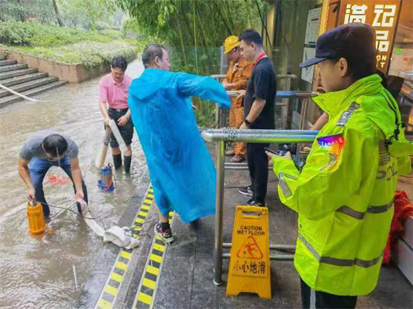 軌道公交總隊(duì)人民廣場站治安派出所民警在人民廣場站17號(hào)口外雨水積壓處組織車站工作人員抽水防止倒灌。